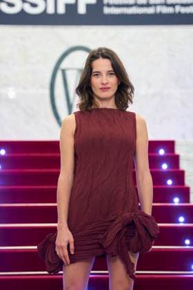 San Sebastian - L Etranger Screening Rebecca Marder attended L etranger The Stranger Red Carpet during 73rd San Sebastian International Film Festival at Victoria Eugenia Theatre on September 22, 2025 in Donostia San Sebastian, Spain Photo by ABACAPRESS.COM San Sebastian Euskadi Spain  Copyright: xABACAx