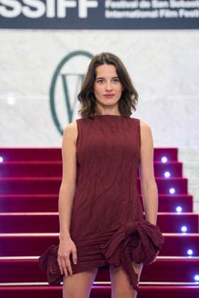 San Sebastian - L Etranger Screening Rebecca Marder attended L etranger The Stranger Red Carpet during 73rd San Sebastian International Film Festival at Victoria Eugenia Theatre on September 22, 2025 in Donostia San Sebastian, Spain Photo by ABACAPRESS.COM San Sebastian Euskadi Spain  Copyright: xABACAx