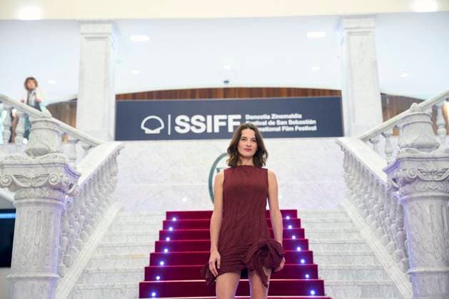 San Sebastian - L Etranger Screening Rebecca Marder attended L etranger The Stranger Red Carpet during 73rd San Sebastian International Film Festival at Victoria Eugenia Theatre on September 22, 2025 in Donostia San Sebastian, Spain Photo by ABACAPRESS.COM San Sebastian Euskadi Spain  Copyright: xABACAx