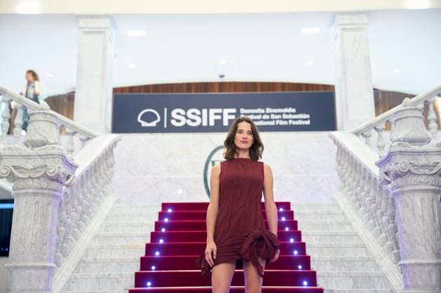 San Sebastian - L Etranger Screening Rebecca Marder attended L etranger The Stranger Red Carpet during 73rd San Sebastian International Film Festival at Victoria Eugenia Theatre on September 22, 2025 in Donostia San Sebastian, Spain Photo by ABACAPRESS.COM San Sebastian Euskadi Spain  Copyright: xABACAx