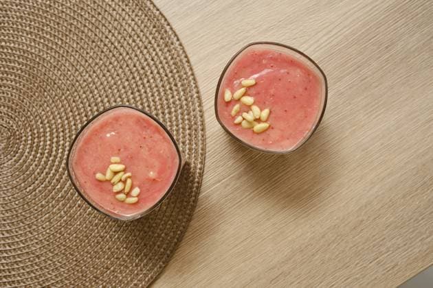 Zwei Gläser, gefüllt mit einem cremigen Bananen Erdbeer Smoothie, stehen auf einem naturfarbenen Tisch. Mit Pinienkernen garniert, ist dieses erfrischende Getränk perfekt für ein gesundes Frühstück oder einen Snack Two glasses filled with a creamy banana-strawberry smoothie sit on a natural-colored table. Topped with pine nuts, this refreshing drink is perfect for a healthy breakfast or snack Copyright: imageBROKER AlekseixIsachenko ibxfbm15150856.jpg