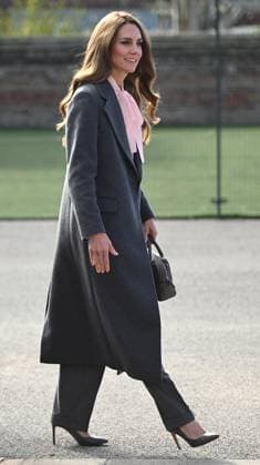 The Prince and Princess of Wales visit Farnborough Road Infant and Junior School The Prince and Princess of Wales visit Farnborough Road Infant and Junior School to show their ongoing support to the Southport community following the attack in July 2024, in which three girls, Alice da Silva Aguiar, Bebe King and Elsie Dot Stancombe, were tragically killed at a dance class in Southport, Merseyside, UK, on the 23rd September 2025. Picture by Eddie Mulholland WPA-Pool Southport Farnborough Road Infant and Juni Merseyside United Kingdom  WHA-0803
