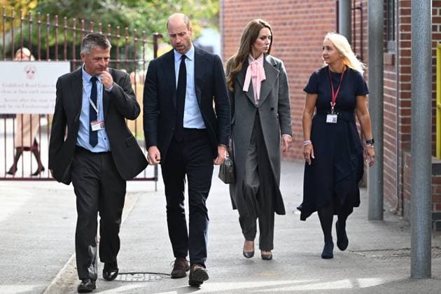 The Prince and Princess of Wales visit Farnborough Road Infant and Junior School The Prince and Princess of Wales visit Farnborough Road Infant and Junior School to show their ongoing support to the Southport community following the attack in July 2024, in which three girls, Alice da Silva Aguiar, Bebe King and Elsie Dot Stancombe, were tragically killed at a dance class in Southport, Merseyside, UK, on the 23rd September 2025. Picture by Eddie Mulholland WPA-Pool Southport Farnborough Road Infant and Junior School Merseyside United Kingdom  WHA-0803