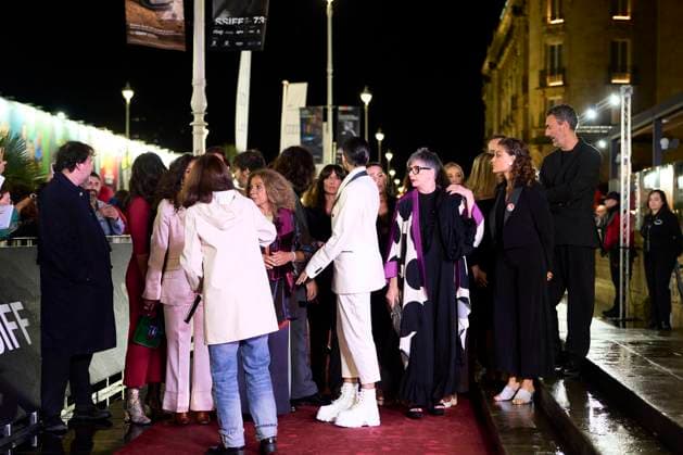 73rd San Sebastian International Film Festival: Flores para Antonio Red Carpet Lolita Flores, Alba Flores, Rosario Flores, Isaki Lacuesta, Ana Maria Vila, Elena Molina, Lola Orellana, Pedro Antonio Lazaga attended Flores para Antonio Red Carpet during 73rd San Sebastian International Film Festival at Victoria Eugenia Theatre on September 23, 2025 in Donostia San Sebastian, Spain Photo by IMAGO MPG Donostia San Sebastian Victoria Eugenia Theatre Euskadi Spain  Copyright: xMPGx