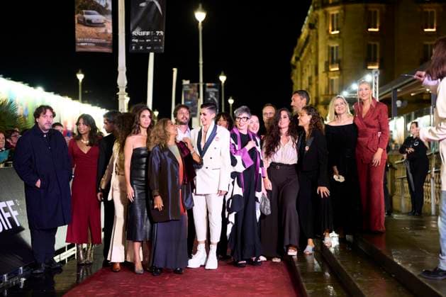 73rd San Sebastian International Film Festival: Flores para Antonio Red Carpet Lolita Flores, Alba Flores, Rosario Flores, Isaki Lacuesta, Ana Maria Vila, Elena Molina, Lola Orellana, Pedro Antonio Lazaga attended Flores para Antonio Red Carpet during 73rd San Sebastian International Film Festival at Victoria Eugenia Theatre on September 23, 2025 in Donostia San Sebastian, Spain Photo by IMAGO MPG Donostia San Sebastian Victoria Eugenia Theatre Euskadi Spain  Copyright: xMPGx
