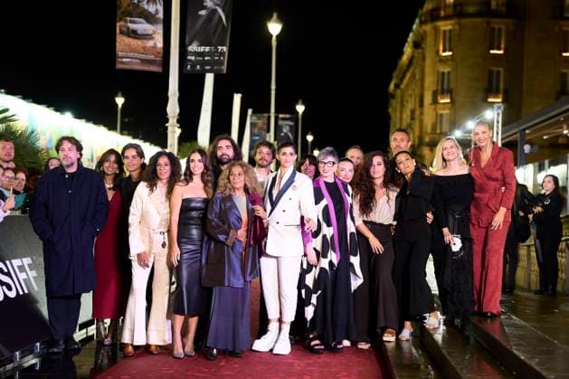 73rd San Sebastian International Film Festival: Flores para Antonio Red Carpet Lolita Flores, Alba Flores, Rosario Flores, Isaki Lacuesta, Ana Maria Vila, Elena Molina, Lola Orellana, Pedro Antonio Lazaga attended Flores para Antonio Red Carpet during 73rd San Sebastian International Film Festival at Victoria Eugenia Theatre on September 23, 2025 in Donostia San Sebastian, Spain Photo by IMAGO MPG Donostia San Sebastian Victoria Eugenia Theatre Euskadi Spain  Copyright: xMPGx