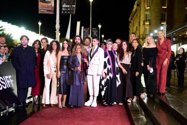 73rd San Sebastian International Film Festival: Flores para Antonio Red Carpet Lolita Flores, Alba Flores, Rosario Flores, Isaki Lacuesta, Ana Maria Vila, Elena Molina, Lola Orellana, Pedro Antonio Lazaga attended Flores para Antonio Red Carpet during 73rd San Sebastian International Film Festival at Victoria Eugenia Theatre on September 23, 2025 in Donostia San Sebastian, Spain Photo by IMAGO MPG Donostia San Sebastian Victoria Eugenia Theatre Euskadi Spain  Copyright: xMPGx