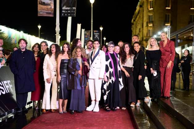 73rd San Sebastian International Film Festival: Flores para Antonio Red Carpet Lolita Flores, Alba Flores, Rosario Flores, Isaki Lacuesta, Ana Maria Vila, Elena Molina, Lola Orellana, Pedro Antonio Lazaga attended Flores para Antonio Red Carpet during 73rd San Sebastian International Film Festival at Victoria Eugenia Theatre on September 23, 2025 in Donostia San Sebastian, Spain Photo by IMAGO MPG Donostia San Sebastian Victoria Eugenia Theatre Euskadi Spain  Copyright: xMPGx