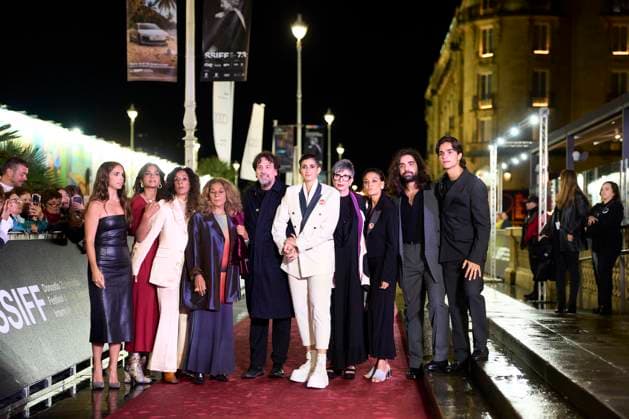 73rd San Sebastian International Film Festival: Flores para Antonio Red Carpet Lolita Flores, Alba Flores, Rosario Flores, Isaki Lacuesta, Ana Maria Vila, Elena Molina, Lola Orellana, Pedro Antonio Lazaga attended Flores para Antonio Red Carpet during 73rd San Sebastian International Film Festival at Victoria Eugenia Theatre on September 23, 2025 in Donostia San Sebastian, Spain Photo by IMAGO MPG Donostia San Sebastian Victoria Eugenia Theatre Euskadi Spain  Copyright: xMPGx