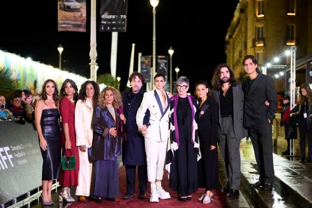 73rd San Sebastian International Film Festival: Flores para Antonio Red Carpet Lolita Flores, Alba Flores, Rosario Flores, Isaki Lacuesta, Ana Maria Vila, Elena Molina, Lola Orellana, Pedro Antonio Lazaga attended Flores para Antonio Red Carpet during 73rd San Sebastian International Film Festival at Victoria Eugenia Theatre on September 23, 2025 in Donostia San Sebastian, Spain Photo by IMAGO MPG Donostia San Sebastian Victoria Eugenia Theatre Euskadi Spain  Copyright: xMPGx