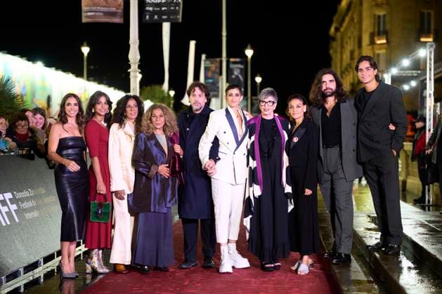 73rd San Sebastian International Film Festival: Flores para Antonio Red Carpet Lolita Flores, Alba Flores, Rosario Flores, Isaki Lacuesta, Ana Maria Vila, Elena Molina, Lola Orellana, Pedro Antonio Lazaga attended Flores para Antonio Red Carpet during 73rd San Sebastian International Film Festival at Victoria Eugenia Theatre on September 23, 2025 in Donostia San Sebastian, Spain Photo by IMAGO MPG Donostia San Sebastian Victoria Eugenia Theatre Euskadi Spain  Copyright: xMPGx