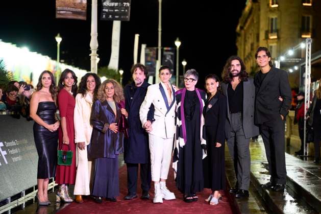 73rd San Sebastian International Film Festival: Flores para Antonio Red Carpet Lolita Flores, Alba Flores, Rosario Flores, Isaki Lacuesta, Ana Maria Vila, Elena Molina, Lola Orellana, Pedro Antonio Lazaga attended Flores para Antonio Red Carpet during 73rd San Sebastian International Film Festival at Victoria Eugenia Theatre on September 23, 2025 in Donostia San Sebastian, Spain Photo by IMAGO MPG Donostia San Sebastian Victoria Eugenia Theatre Euskadi Spain  Copyright: xMPGx