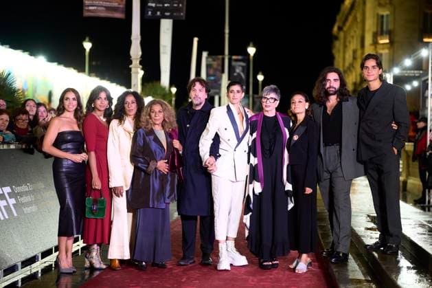 73rd San Sebastian International Film Festival: Flores para Antonio Red Carpet Lolita Flores, Alba Flores, Rosario Flores, Isaki Lacuesta, Ana Maria Vila, Elena Molina, Lola Orellana, Pedro Antonio Lazaga attended Flores para Antonio Red Carpet during 73rd San Sebastian International Film Festival at Victoria Eugenia Theatre on September 23, 2025 in Donostia San Sebastian, Spain Photo by IMAGO MPG Donostia San Sebastian Victoria Eugenia Theatre Euskadi Spain  Copyright: xMPGx