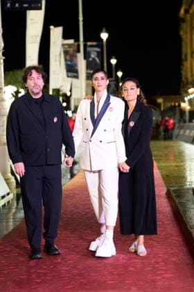 Entertainment Bilder des Tages 73rd San Sebastian International Film Festival: Flores para Antonio Red Carpet Alba Flores, Isaki Lacuesta, Elena Molina attended Flores para Antonio Red Carpet during 73rd San Sebastian International Film Festival at Victoria Eugenia Theatre on September 23, 2025 in Donostia San Sebastian, Spain Photo by IMAGO MPG Donostia San Sebastian Victoria Eugenia Theatre Euskadi Spain  Copyright: xMPGx