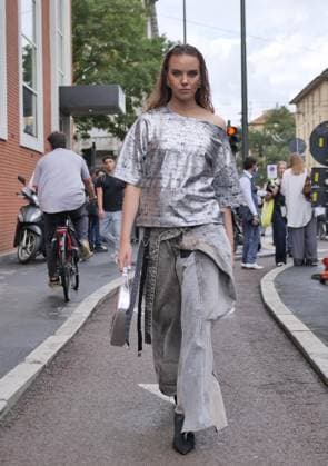 Milan, Milan Italy: Milan, Milan Women s Fashion Week Spring Summer 2026 - Women s Fashion, Spring Summer 2026 - Diesel fashion show - arrivals - In the photo: guest Milan  - ZUMAp169 20250923_zea_p169_829 Copyright: xLucaxPontix