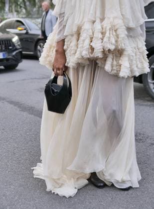 Milan, Milan Italy: Milan, Milan Women s Fashion Week Spring Summer 2026 - Women s Fashion, Spring Summer 2026 - Alberta Ferretti fashion show - arrivals - In the photo: guest Milan  - ZUMAp169 20250923_zea_p169_1109 Copyright: xLucaxPontix