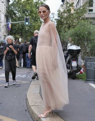 Milan, Milan Italy: Milan, Milan Women s Fashion Week Spring Summer 2026 - Women s Fashion, Spring Summer 2026 - Alberta Ferretti fashion show - arrivals - In the photo: guest Milan  - ZUMAp169 20250923_zea_p169_1110 Copyright: xLucaxPontix
