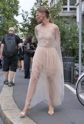 Milan, Milan Italy: Milan, Milan Women s Fashion Week Spring Summer 2026 - Women s Fashion, Spring Summer 2026 - Alberta Ferretti fashion show - arrivals - In the photo: guest Milan  - ZUMAp169 20250923_zea_p169_1112 Copyright: xLucaxPontix