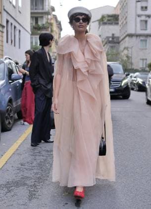 Milan, Milan Italy: Milan, Milan Women s Fashion Week Spring Summer 2026 - Women s Fashion, Spring Summer 2026 - Alberta Ferretti fashion show - arrivals - In the photo: guest Milan  - ZUMAp169 20250923_zea_p169_1126 Copyright: xLucaxPontix