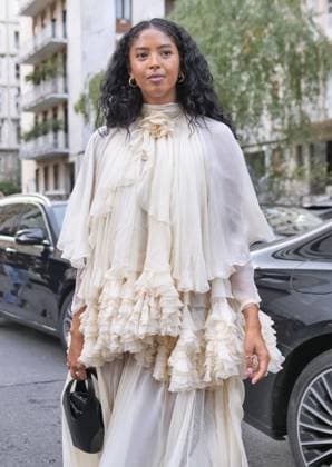 Milan, Milan Italy: Milan, Milan Women s Fashion Week Spring Summer 2026 - Women s Fashion, Spring Summer 2026 - Alberta Ferretti fashion show - arrivals - In the photo: guest Milan  - ZUMAp169 20250923_zea_p169_1133 Copyright: xLucaxPontix