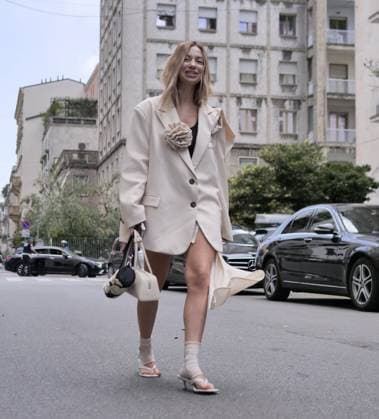 Milan, Milan Italy: Milan, Milan Women s Fashion Week Spring Summer 2026 - Women s Fashion, Spring Summer 2026 - Alberta Ferretti fashion show - arrivals - In the photo: guest Milan  - ZUMAp169 20250923_zea_p169_1135 Copyright: xLucaxPontix