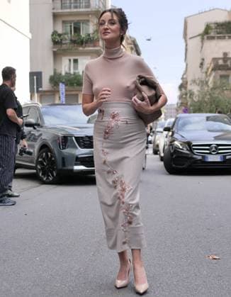 Milan, Milan Italy: Milan, Milan Women s Fashion Week Spring Summer 2026 - Women s Fashion, Spring Summer 2026 - Alberta Ferretti fashion show - arrivals - In the photo: guest Milan  - ZUMAp169 20250923_zea_p169_1136 Copyright: xLucaxPontix