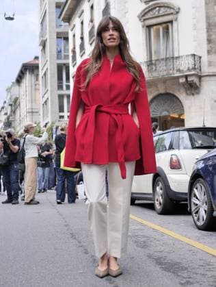 Milan, Milan Italy: Milan, Milan Women s Fashion Week Spring Summer 2026 - Women s Fashion, Spring Summer 2026 - Alberta Ferretti fashion show - arrivals - In the photo: guest Milan  - ZUMAp169 20250923_zea_p169_1138 Copyright: xLucaxPontix