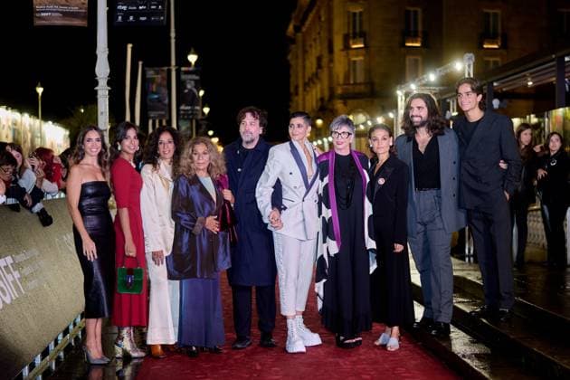 Flores Para Antonio - Red Carpet - 73rd San Sebastian International Film Festival In San Sebastian, Spain, on September 23, 2025, Lolita Flores, Rosario Flores, Alba Flores, Elena Furiase, Guillermo Furiase, Ola Orellana, Pedro Antonio Lazaga, Isaki Lacuesta, and Elena Molina attend the red carpet event for Flores para Antonio during the 73rd San Sebastian Donostia International Film Festival - Zinemaldia. San Sebastian Spain  Copyright: xCOOLMediax originalFilename: coolmedia-notitle250923_npFCB.jpg