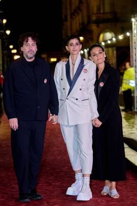 Flores Para Antonio - Red Carpet - 73rd San Sebastian International Film Festival In San Sebastian, Spain, on September 23, 2025, Lolita Flores, Rosario Flores, Alba Flores, Elena Furiase, Guillermo Furiase, Ola Orellana, Pedro Antonio Lazaga, Isaki Lacuesta, and Elena Molina attend the red carpet event for Flores para Antonio during the 73rd San Sebastian Donostia International Film Festival - Zinemaldia. San Sebastian Spain  Copyright: xCOOLMediax originalFilename: coolmedia-notitle250923_npicR.jpg