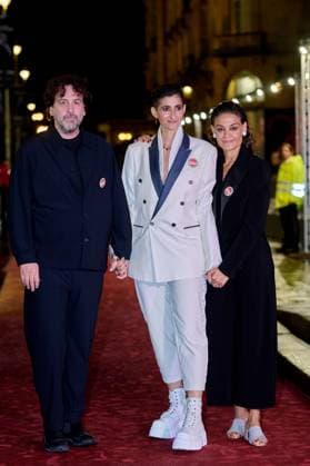 Flores Para Antonio - Red Carpet - 73rd San Sebastian International Film Festival In San Sebastian, Spain, on September 23, 2025, Lolita Flores, Rosario Flores, Alba Flores, Elena Furiase, Guillermo Furiase, Ola Orellana, Pedro Antonio Lazaga, Isaki Lacuesta, and Elena Molina attend the red carpet event for Flores para Antonio during the 73rd San Sebastian Donostia International Film Festival - Zinemaldia. San Sebastian Spain  Copyright: xCOOLMediax originalFilename: coolmedia-notitle250923_npmjC.jpg