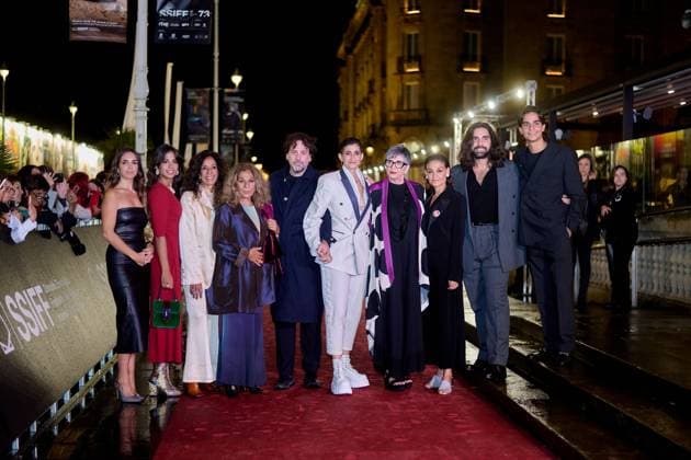 Flores Para Antonio - Red Carpet - 73rd San Sebastian International Film Festival In San Sebastian, Spain, on September 23, 2025, Lolita Flores, Rosario Flores, Alba Flores, Elena Furiase, Guillermo Furiase, Ola Orellana, Pedro Antonio Lazaga, Isaki Lacuesta, and Elena Molina attend the red carpet event for Flores para Antonio during the 73rd San Sebastian Donostia International Film Festival - Zinemaldia. San Sebastian Spain  Copyright: xCOOLMediax originalFilename: coolmedia-notitle250923_npzF7.jpg