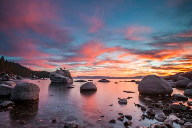 Creative Highlights World Colorful clouds over Lake Tahoe at bonsai rock Incline Village, Nevada, United States CR_MIOK250917-1834367-01
