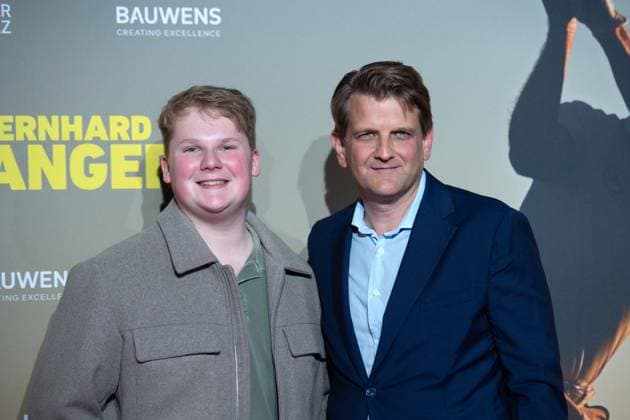 from left Julius WECKAUF, Actor, Leopold Leo HOESCH, Producer Red Carpet, Red Carpet Show, Arrival, Filmpremiere Filmpremiere BERNHARD LANGER Der Ewige Champion on 23 09 2025 at the Cinedom cinema in Cologne,