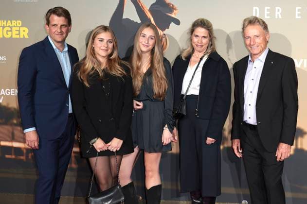 Leopold Hoesch with daughters Mathilde and Theresa, wife Judith and Bernhard Langer at the premiere of the documentary Bernhard Langer Der ewige Champion at the Cinedom Cologne, 23 09 2025 Foto:xR.xSchmiegeltx xFuturexImagex langer_5935