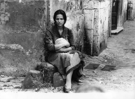Rome, Italy: ROME - **SPECIAL FEE** FILM LA STORIA DIRECTED BY LUIGI COMENCINI, IN THE PHOTO CLAUDIA CARDINALE Rome Italy  - ZUMAp169 19700101_zea_p169_068 Copyright: xGIACOMINOxFOTOx