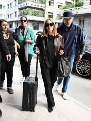 Milan, Italy, Italy: Milan, Milan Fashion Week - Julianne Moore returns to her hotel at Palazzo Parigi Milan Italy  - ZUMAp169 20250924_zea_p169_395 Copyright: xManuelexMangiarottix