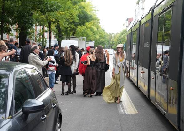 Milan, Crowds of people, influencers, and onlookers outside the Fendi fashion show during Women s Fashion Week, Milan Fashion Week on Via Solari.  Copyright: xDuilioxPiaggesix xipa-agency.netx xDuilioxPiaggesix IPA_Agency_IPA65672999