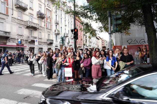 Milan, Crowds of people, influencers, and onlookers outside the Fendi fashion show during Women s Fashion Week, Milan Fashion Week on Via Solari.  Copyright: xDuilioxPiaggesix xipa-agency.netx xDuilioxPiaggesix IPA_Agency_IPA65673037
