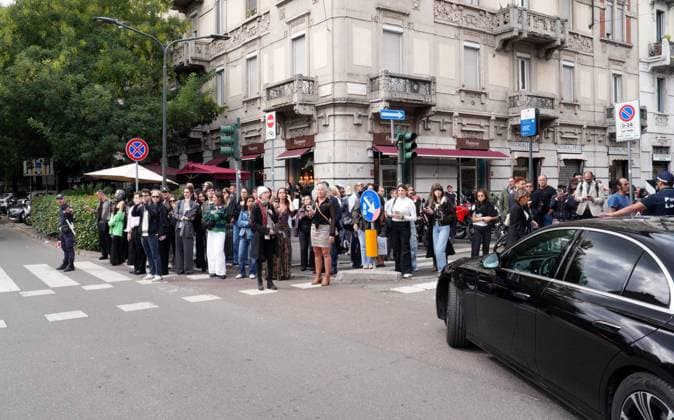 Milan, Crowds of people, influencers, and onlookers outside the Fendi fashion show during Women s Fashion Week, Milan Fashion Week on Via Solari.  Copyright: xDuilioxPiaggesix xipa-agency.netx xDuilioxPiaggesix IPA_Agency_IPA65673043