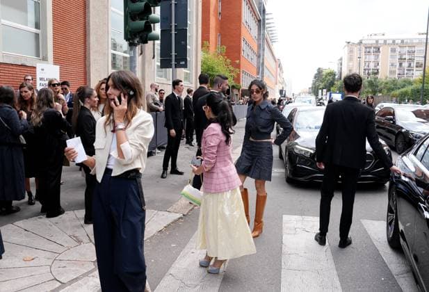 Milan, Crowds of people, influencers, and onlookers outside the Fendi fashion show during Women s Fashion Week, Milan Fashion Week on Via Solari.  Copyright: xDuilioxPiaggesix xipa-agency.netx xDuilioxPiaggesix IPA_Agency_IPA65673072