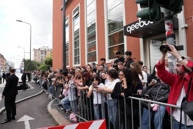 Milan, Crowds of people, influencers, and onlookers outside the Fendi fashion show during Women s Fashion Week, Milan Fashion Week on Via Solari.  Copyright: xDuilioxPiaggesix xipa-agency.netx xDuilioxPiaggesix IPA_Agency_IPA65673083