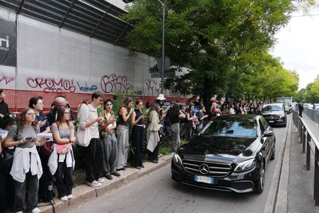 Milan, Crowds of people, influencers, and onlookers outside the Fendi fashion show during Women s Fashion Week, Milan Fashion Week on Via Solari.  Copyright: xDuilioxPiaggesix xipa-agency.netx xDuilioxPiaggesix IPA_Agency_IPA65673100