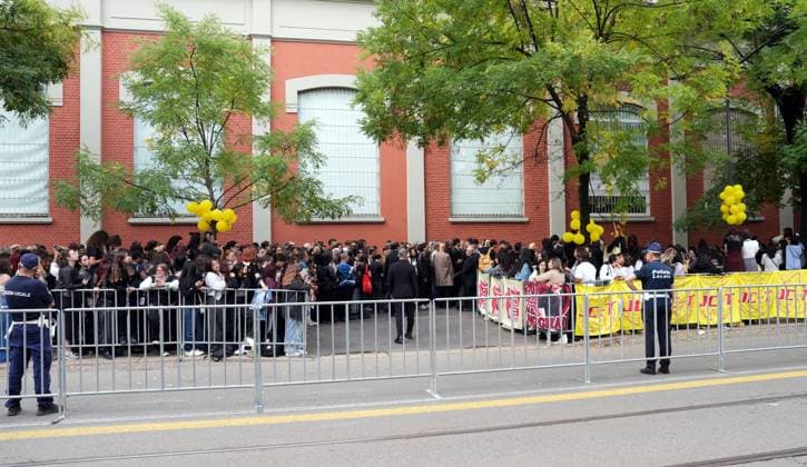 Milan, Crowds of people, influencers, and onlookers outside the Fendi fashion show during Women s Fashion Week, Milan Fashion Week on Via Solari.  Copyright: xDuilioxPiaggesix xipa-agency.netx xDuilioxPiaggesix IPA_Agency_IPA65673125