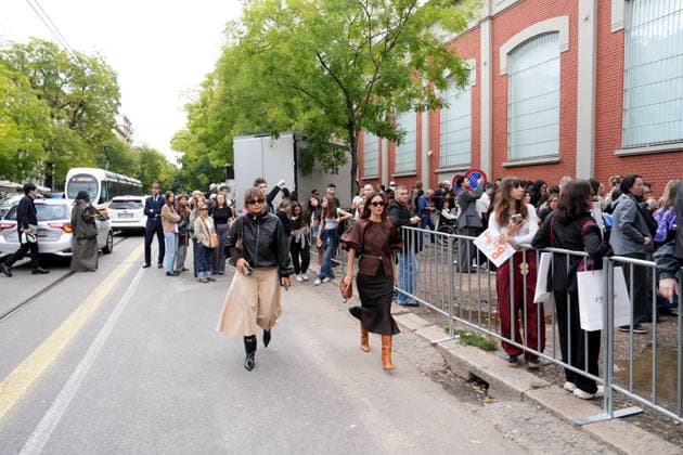 Milan, Crowds of people, influencers, and onlookers outside the Fendi fashion show during Women s Fashion Week, Milan Fashion Week on Via Solari.  Copyright: xDuilioxPiaggesix xipa-agency.netx xDuilioxPiaggesix IPA_Agency_IPA65673147