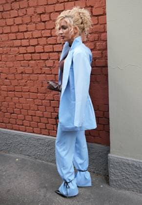 Milan, Crowds of people, influencers, and onlookers outside the Fendi fashion show during Women s Fashion Week, Milan Fashion Week on Via Solari.  Copyright: xDuilioxPiaggesix xipa-agency.netx xDuilioxPiaggesix IPA_Agency_IPA65673191