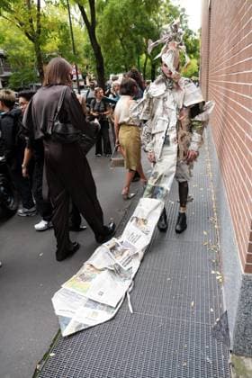 Milan, Milan, Italy: Milan, Crowds of people, influencers, and onlookers outside the Fendi fashion show during Women s Fashion Week, Milan Fashion Week on Via Solari. Milan Italy  - ZUMAp169 20250924_zea_p169_402 Copyright: xDuilioxPiaggesix