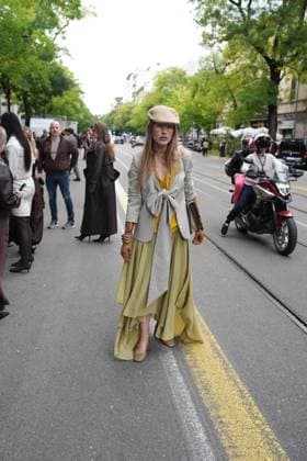 Milan, Milan, Italy: Milan, Crowds of people, influencers, and onlookers outside the Fendi fashion show during Women s Fashion Week, Milan Fashion Week on Via Solari. Milan Italy  - ZUMAp169 20250924_zea_p169_406 Copyright: xDuilioxPiaggesix
