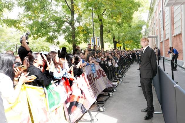 Milan, Milan, Italy: Milan, Crowds of people, influencers, and onlookers outside the Fendi fashion show during Women s Fashion Week, Milan Fashion Week on Via Solari. Milan Italy  - ZUMAp169 20250924_zea_p169_411 Copyright: xDuilioxPiaggesix