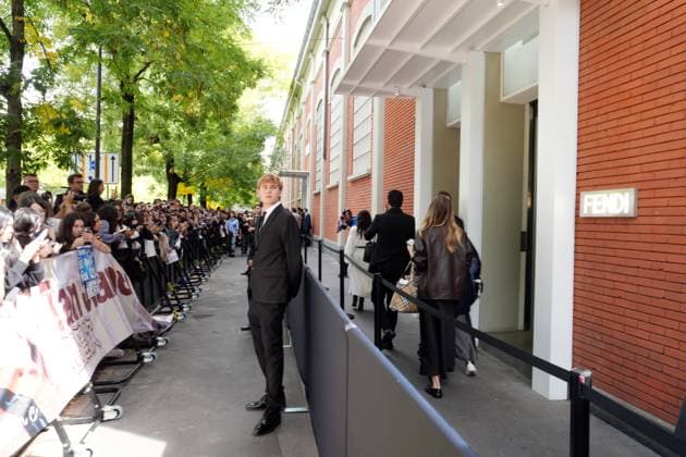 Milan, Milan, Italy: Milan, Crowds of people, influencers, and onlookers outside the Fendi fashion show during Women s Fashion Week, Milan Fashion Week on Via Solari. Milan Italy  - ZUMAp169 20250924_zea_p169_412 Copyright: xDuilioxPiaggesix