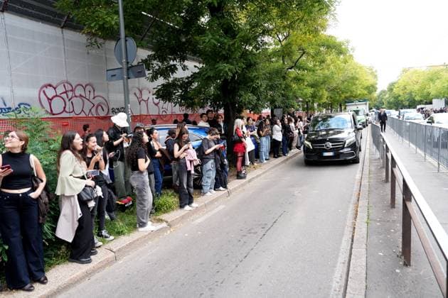 Milan, Milan, Italy: Milan, Crowds of people, influencers, and onlookers outside the Fendi fashion show during Women s Fashion Week, Milan Fashion Week on Via Solari. Milan Italy  - ZUMAp169 20250924_zea_p169_416 Copyright: xDuilioxPiaggesix